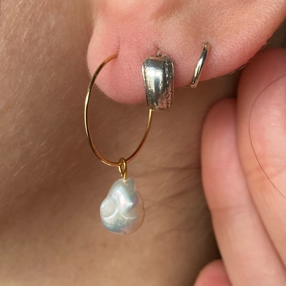 Handmade Gold pearl hoop earrings - Picture 3 of 4